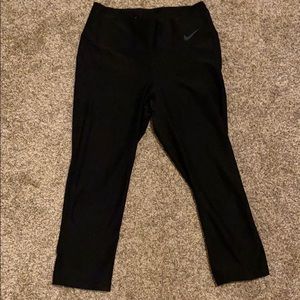 NIKE Drifit Capri Leggings SM